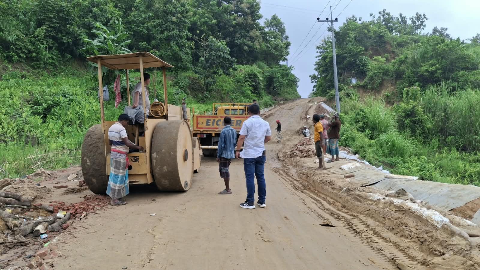 <h1>বাঘাইছড়িতে ধসে যাওয়া সড়ক মেরামতে দিন-রাত কাজ: ৪৮ ঘণ্টায় চালুর আশ্বাস দিলেন ইঞ্জিনিয়ার প্রিয়দর্শী চাকমা</h1>