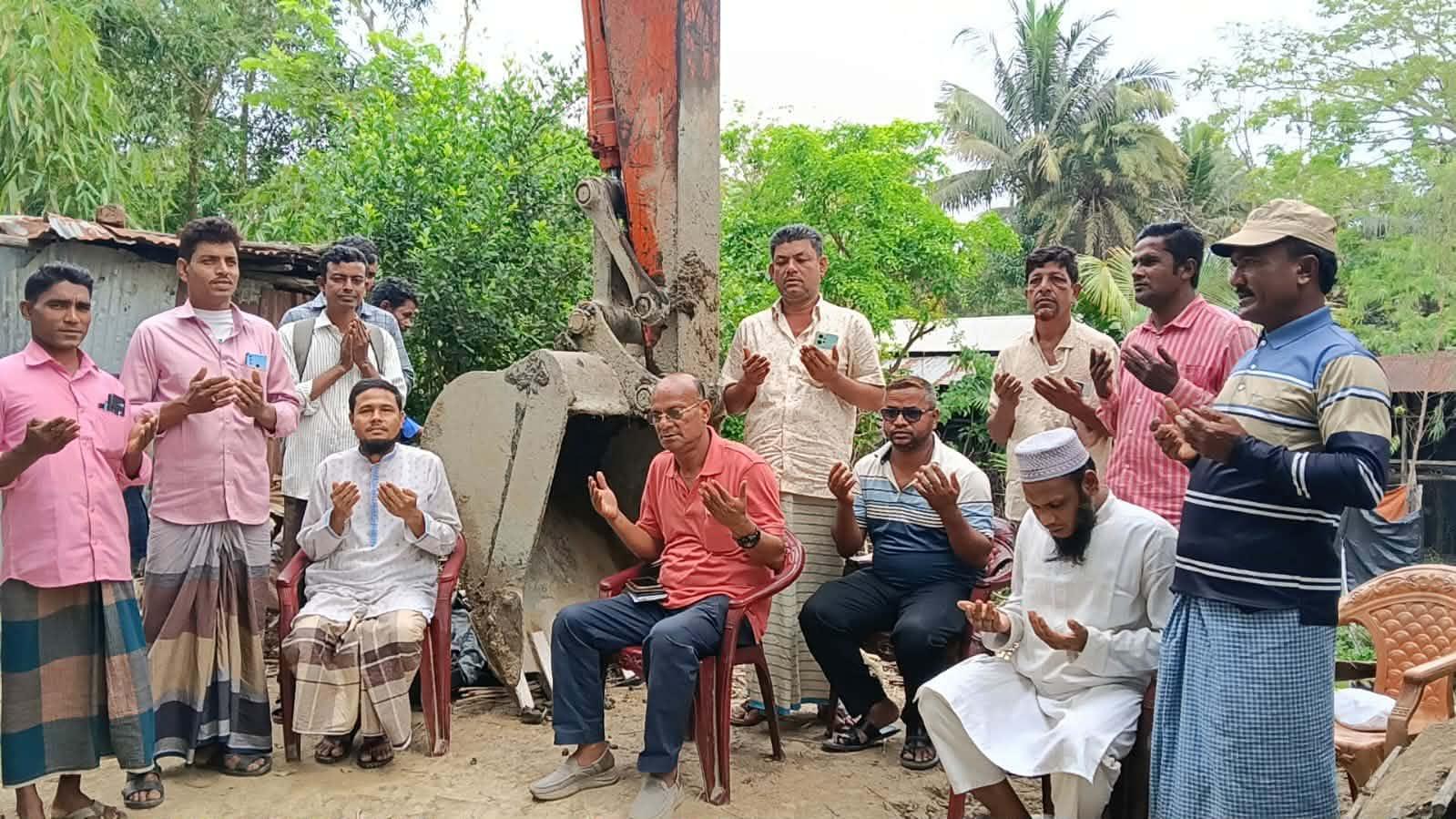 পেকুয়ায় বেড়িবাঁধ নির্মাণ কাজের উদ্বোধন, ভাঙন ঝুঁকি থেকে স্বস্তির আশা