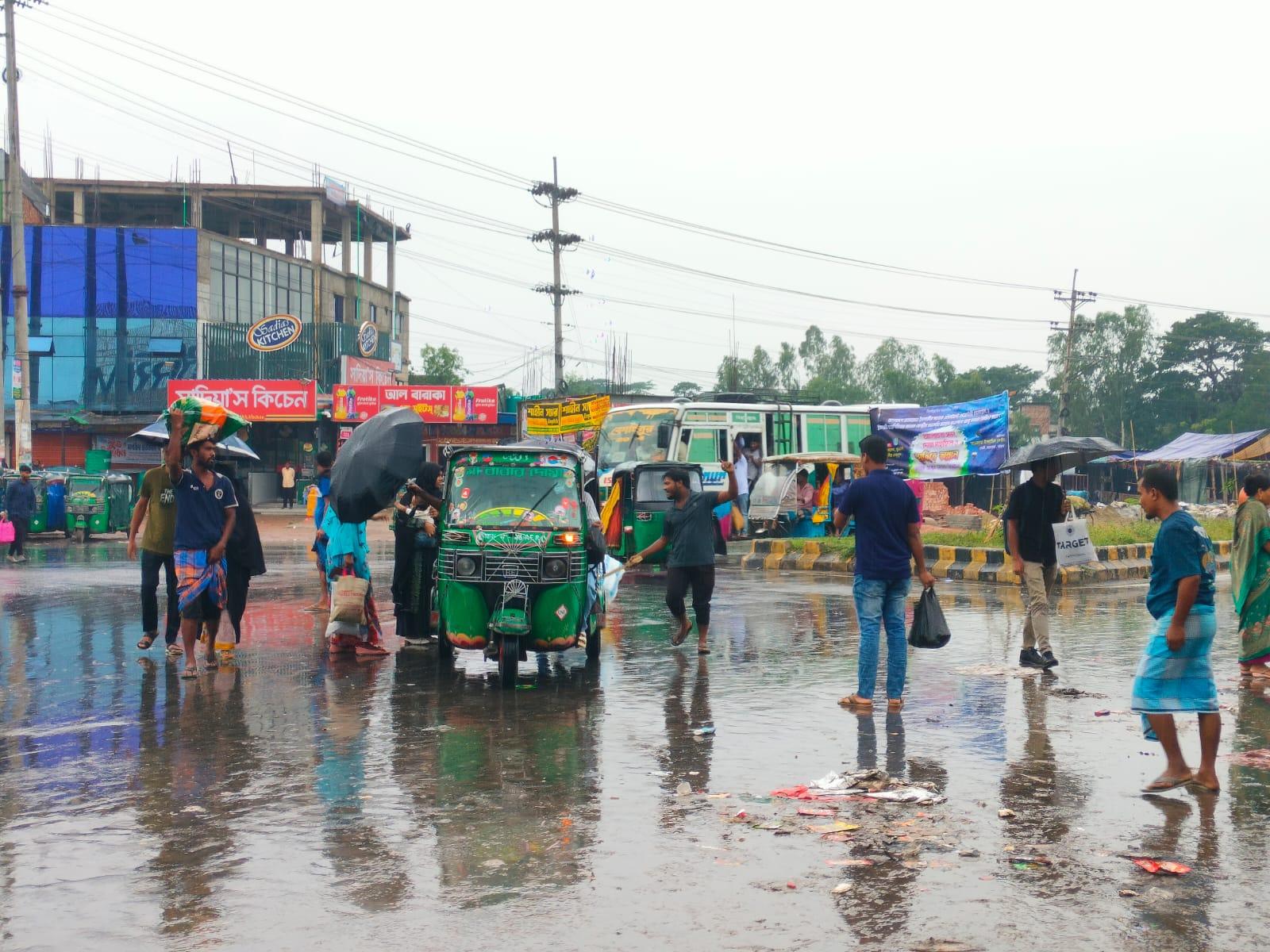 বৃষ্টি আর বাড়তি ভাড়ার ভোগান্তি, তবুও থেমে নেই ঈদযাত্রা