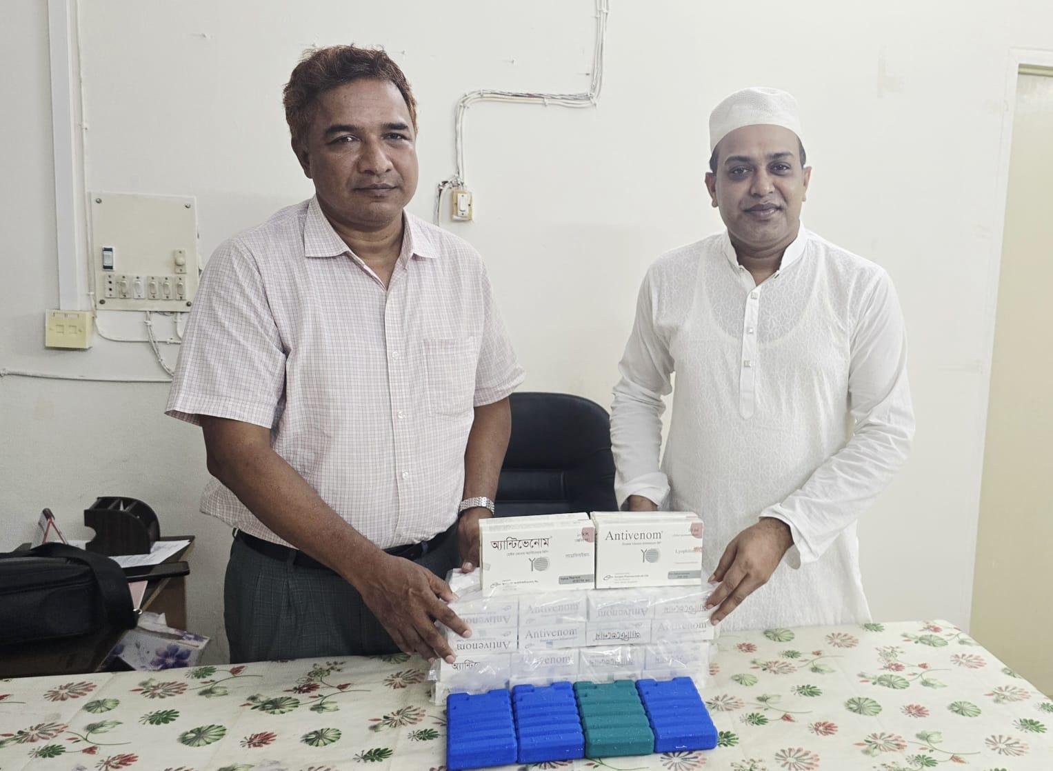 সন্দ্বীপ স্বাস্থ্য কমপ্লেক্সে ২০টি অ্যান্টিভেনম দিলেন সমাজকর্মী আজাদ