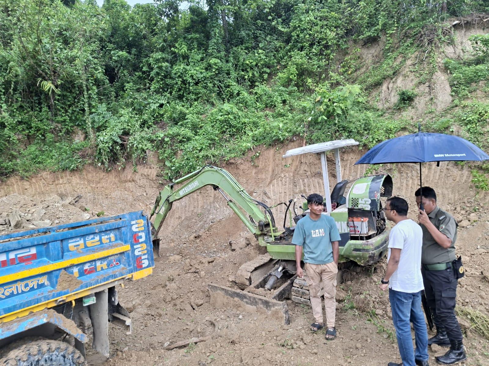 নাইক্ষ্যংছড়িতে পাহাড় খেকোদের বেপরোয়া তৎপরতার বিরুদ্ধে নবাগত ইউএনও'র অভিযান শুরু