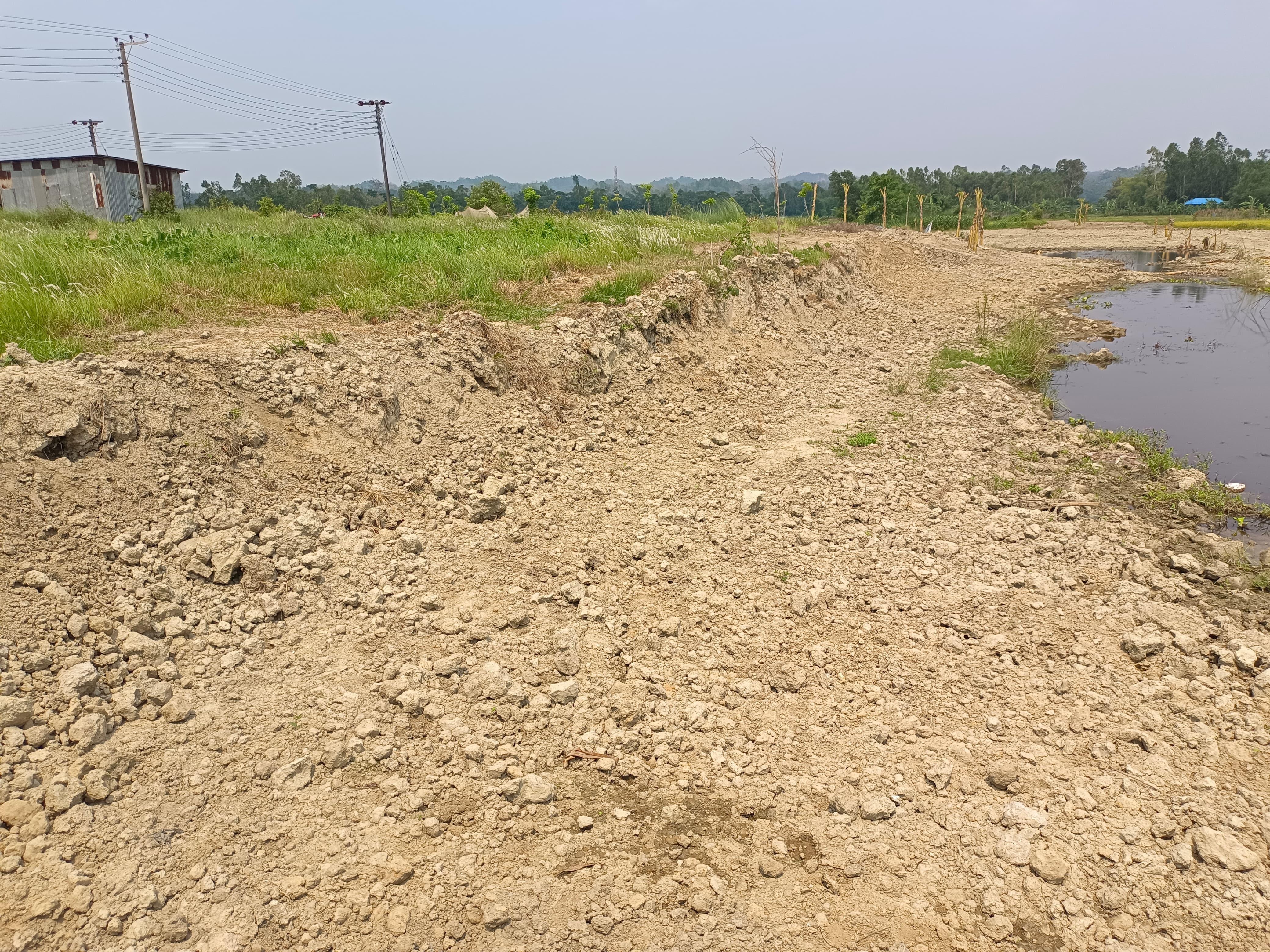 মীরসরাইয়ের মিঠাছরায় অবৈধ মাটি কাটা নিয়ে সংঘর্ষ
