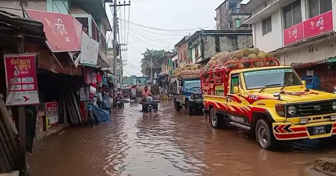 লামা শহরে সামান্য বৃষ্টিতেই জলাবদ্ধতা, ভোগান্তিতে পৌরবাসী