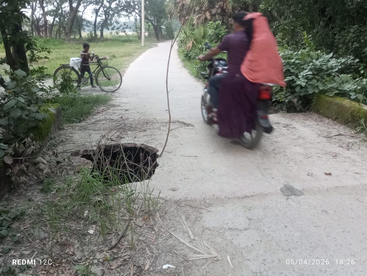 কালভার্টে বড় গর্ত, ঝুঁকিতে শিক্ষার্থী ও জনসাধারণের চলাচল