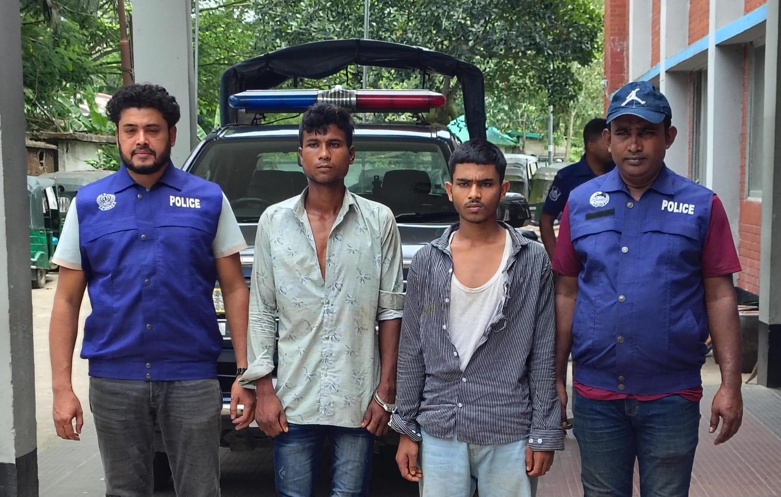 যাত্রীবেশে অটোরিকশায় উঠে ছিনতাই, আনোয়ারায় গ্রেপ্তার ২