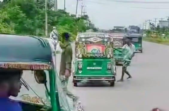 <h1>চলন্ত গাড়ি ভাঙচুর, গণপিটুনি দিয়ে ভারসাম্যহীন যুবককে পুলিশে দিলেন চালকেরা</h1>