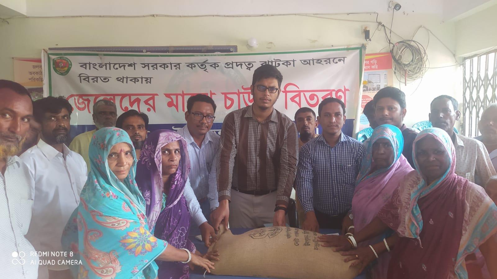 জাটকা আহরণে বিরত রাখতে সন্দ্বীপ পৌরসভায় জেলেদের মাঝে চাল বিতরণ