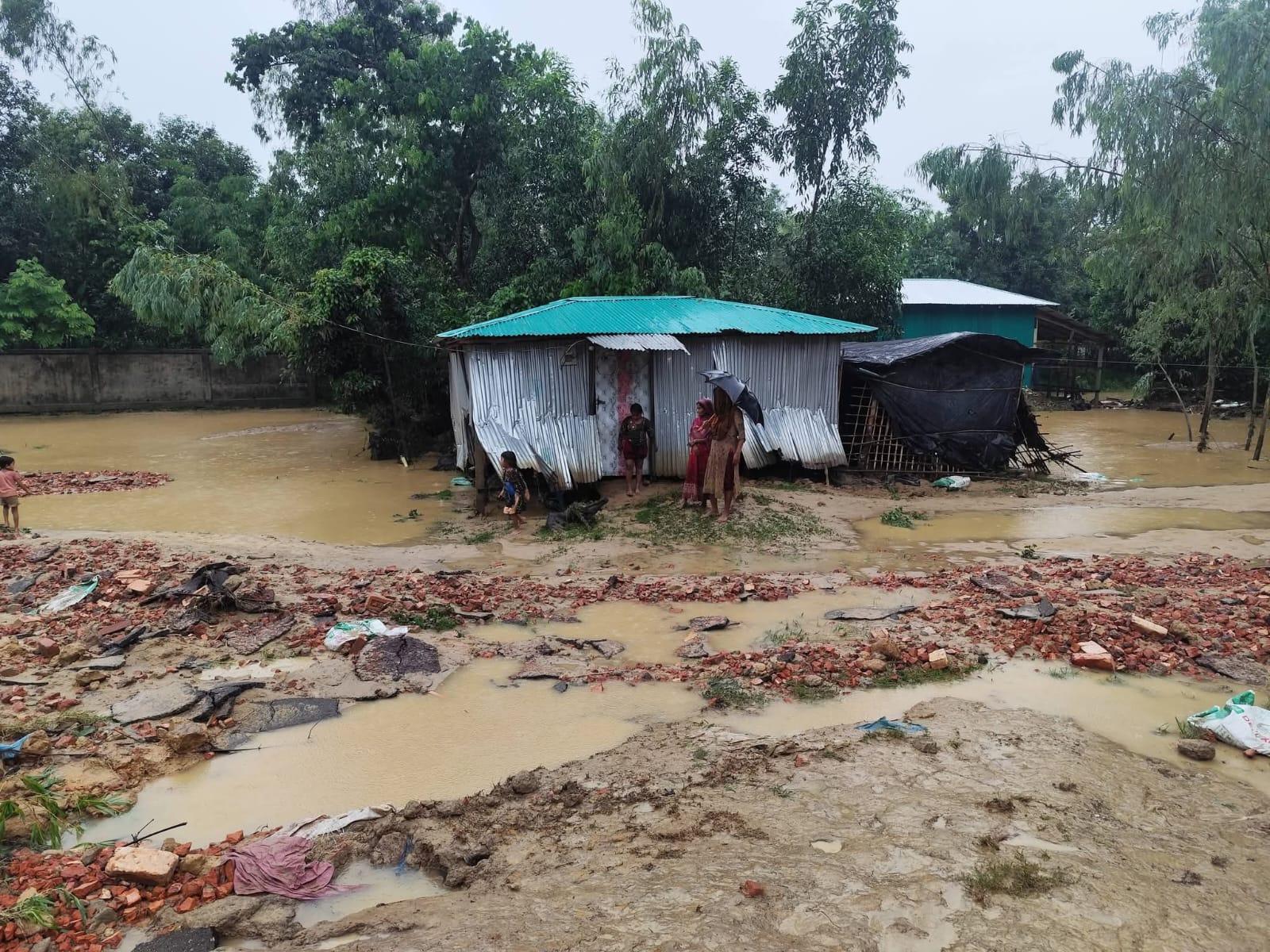 <h1>পেকুয়ায় পানিবন্দি লক্ষাধিক মানুষ, ভাগ্যে জুটেনি ত্রাণ সহায়তা</h1>