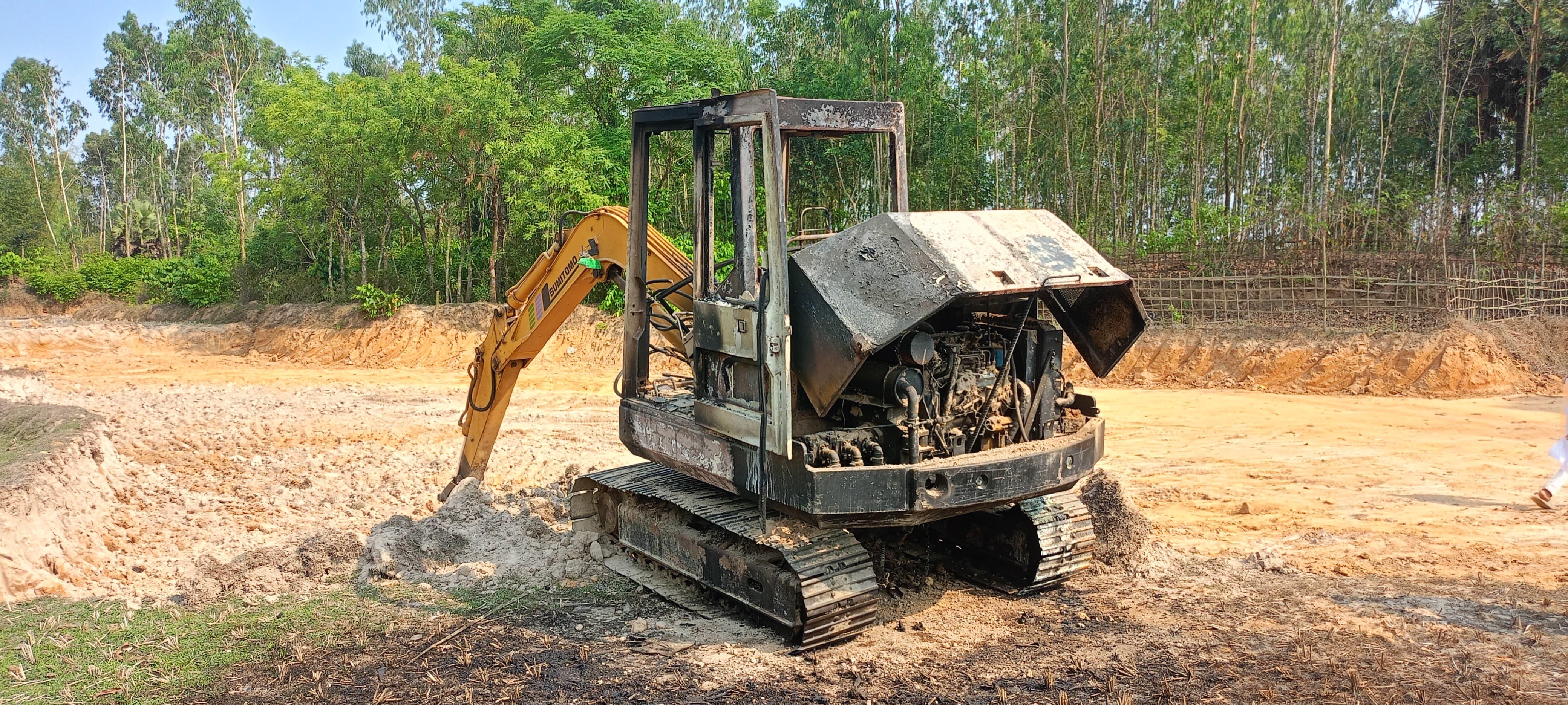 মাটি কাটার বিরোধে রাউজান রণক্ষেত্র— ট্রাক-ভেকু পুড়িয়ে দিল দুর্বৃত্তরা
