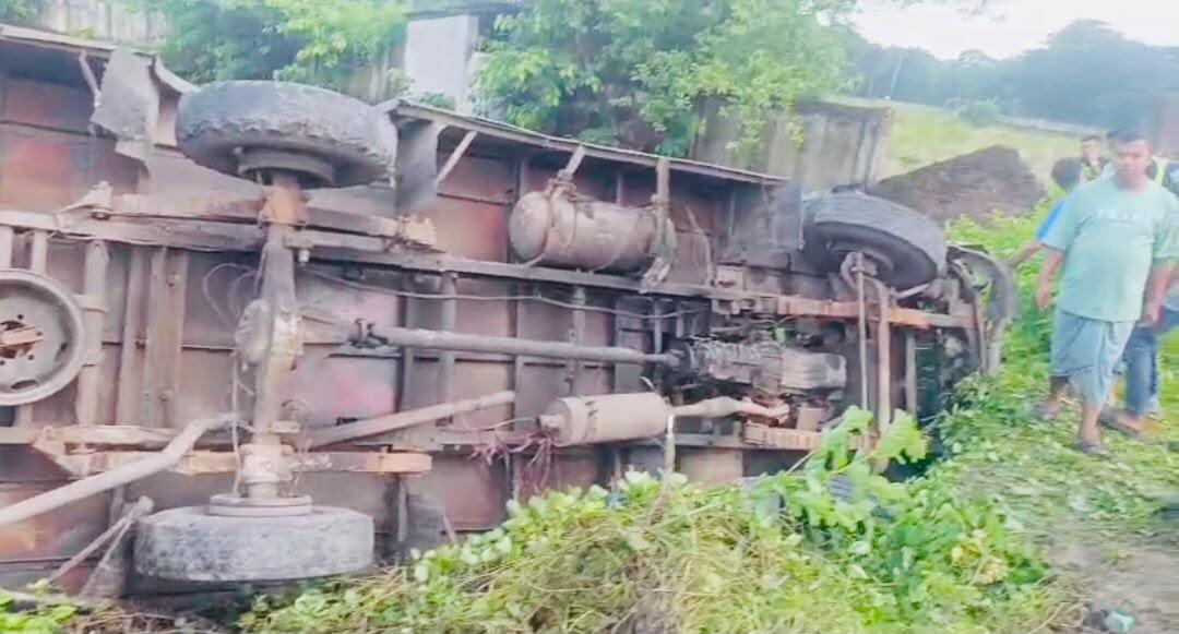 <h1>পটিয়ায় চলন্ত বাস নিয়ন্ত্রণ হারিয়ে খাদে, আহত-১০</h1>