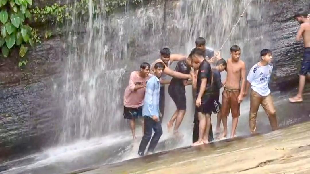 রিছাং ঝর্ণা ও রহস্যময় গুহা খাগড়াছড়ির আকর্ষণ