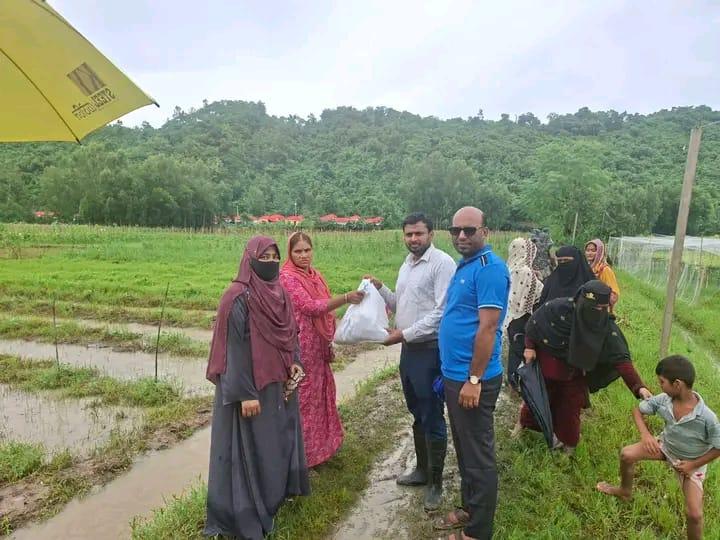 <h1>সীতাকুণ্ডে পানি বন্ধি মানুষেৱ মাঝে খাবাৱ বিতৱন</h1>