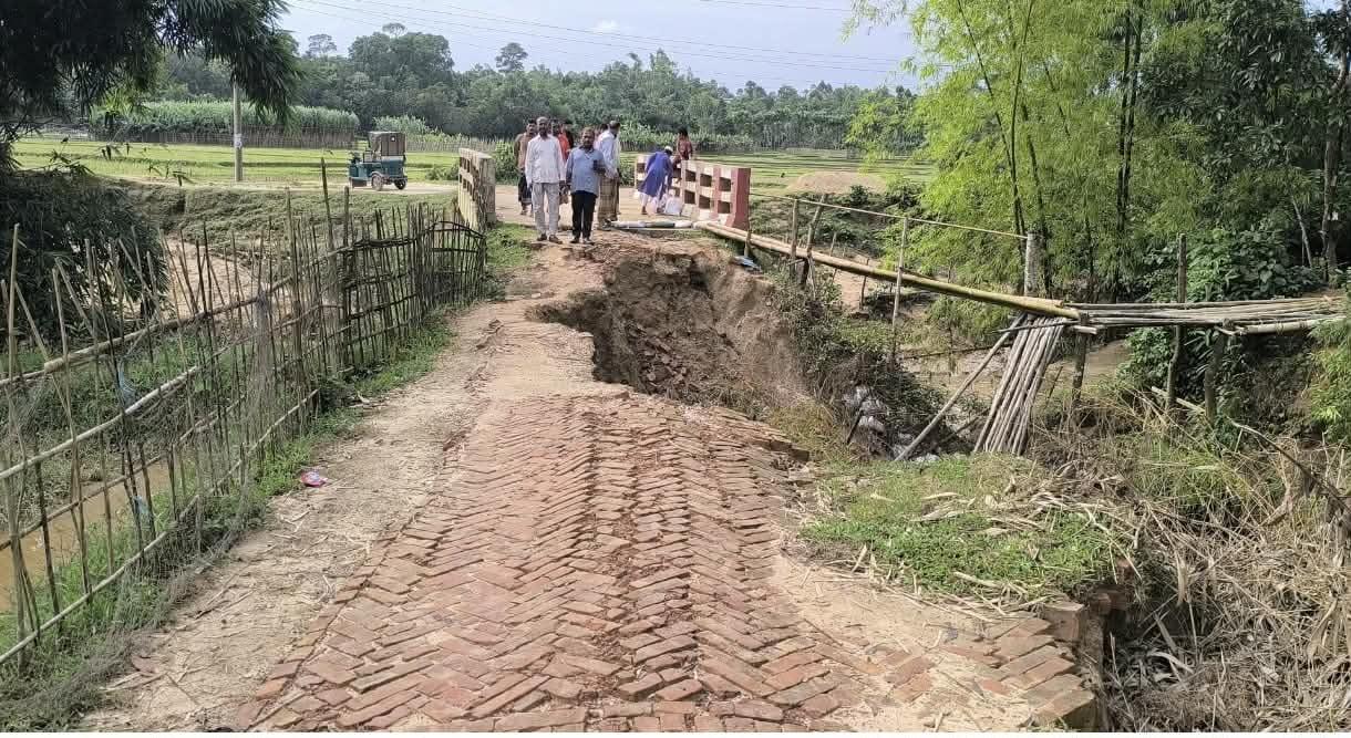 <h1>বন্যায় লণ্ডভণ্ড সড়ক</h1>