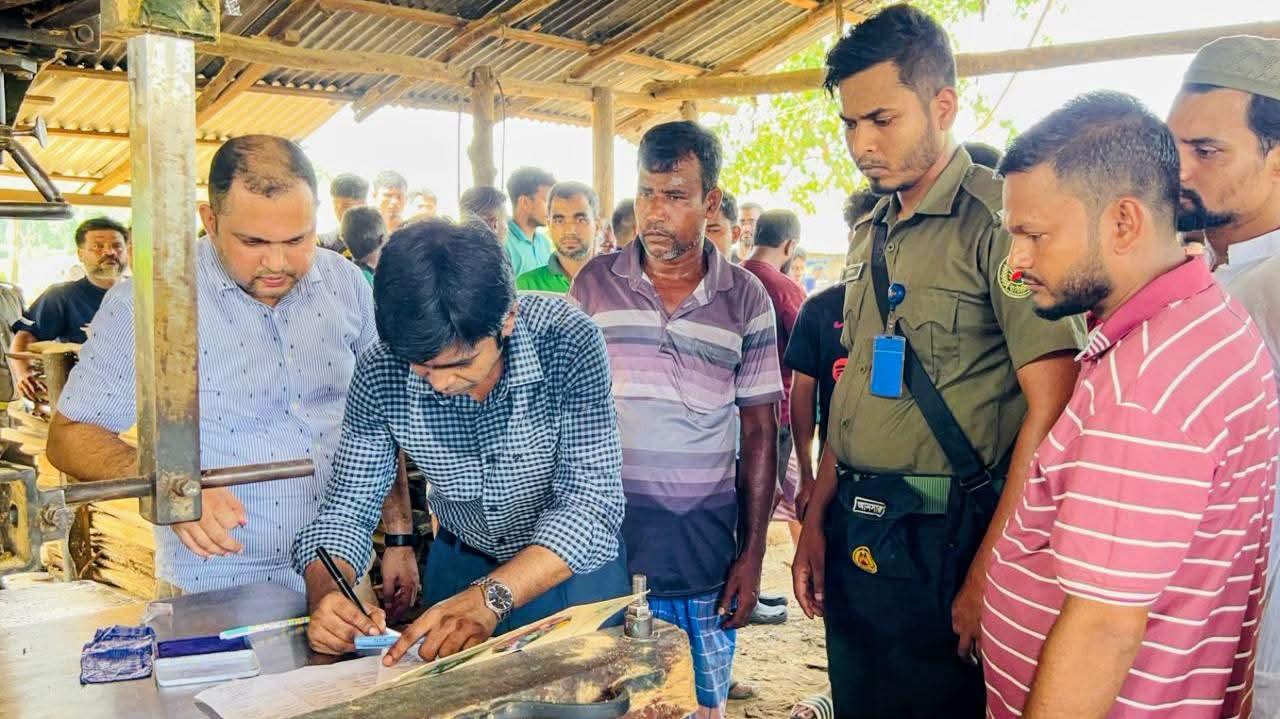 <p>অবৈধ করাতকলে উপজেলা প্রশাসনের অভিযান&nbsp;</p>

<p>&nbsp;</p>