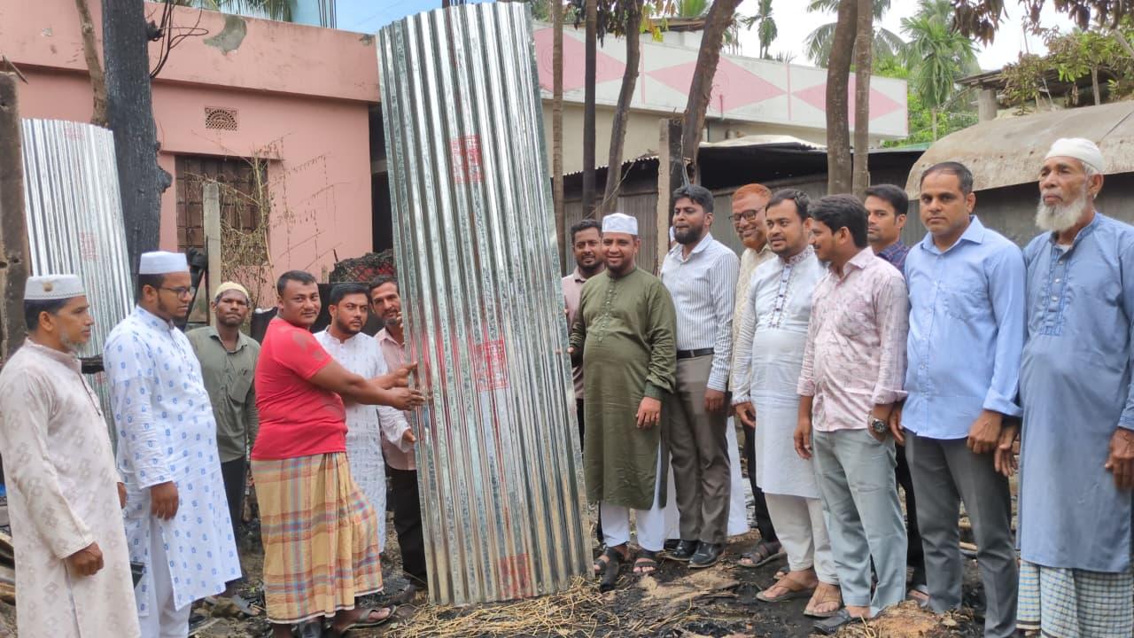 অগ্নিকাণ্ডে ক্ষতিগ্রস্ত পরিবারের পাশে জামায়াত- টিন, খাদ্যসামগ্রী ও শিক্ষাসহায়তার আশ্বাস