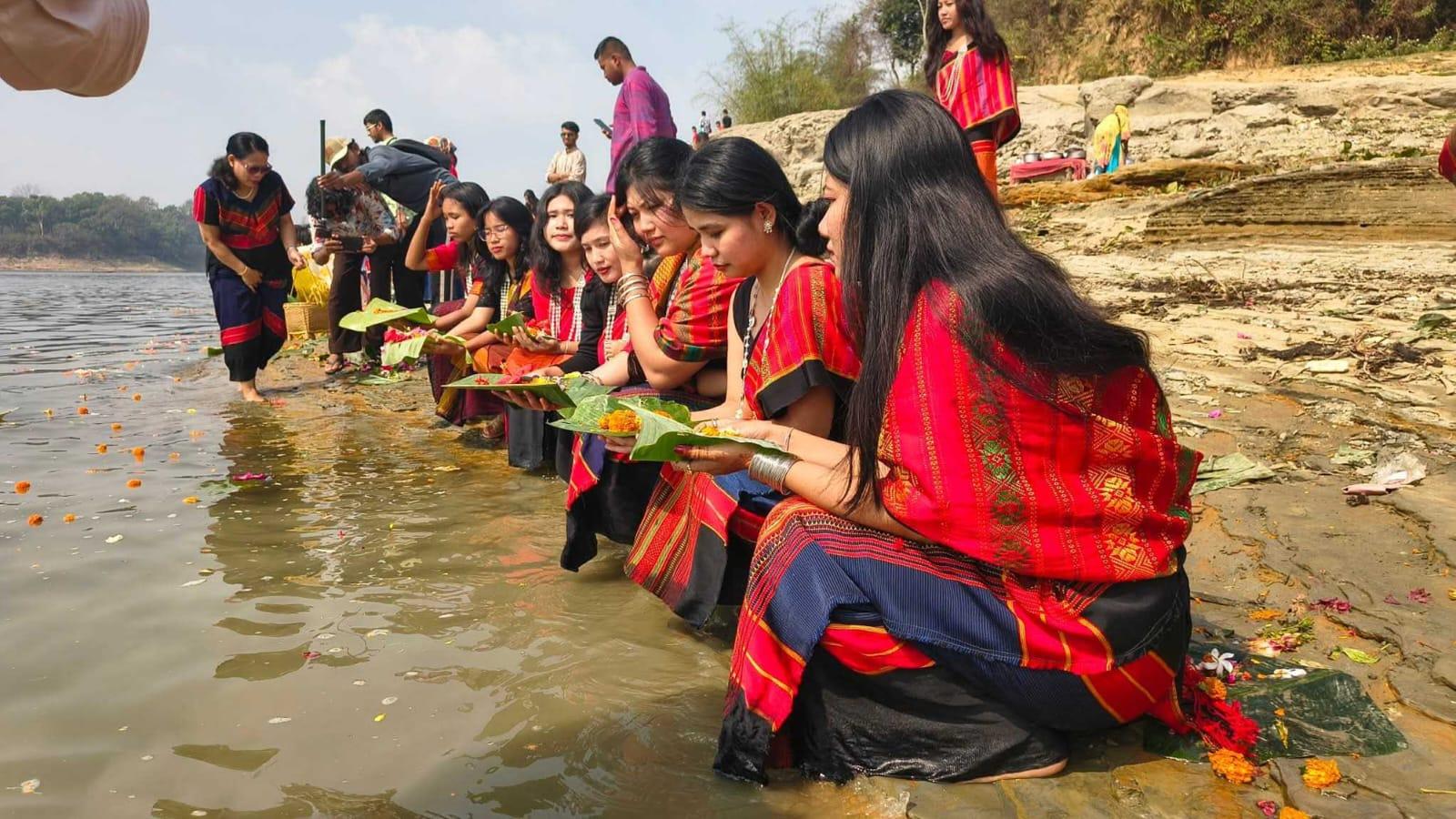 হ্রদের জলে রঙের হাট, ফুলের সঙ্গে যেন ভেসে যাচ্ছে পাহাড়ের বিদ্বেষ
