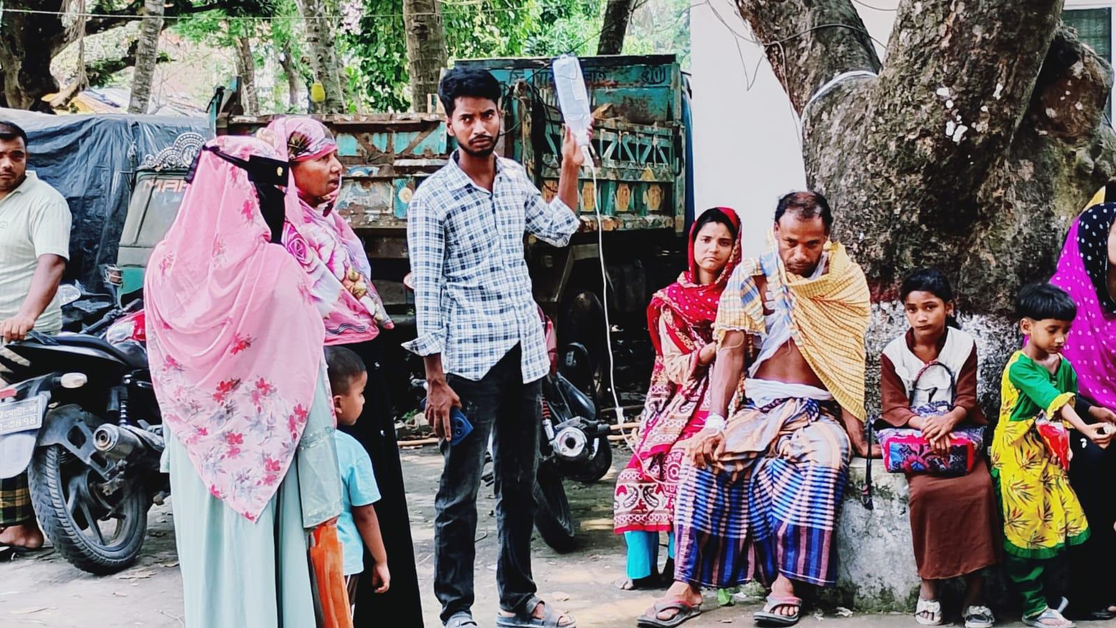বিচার চাইতে থানা কম্পাউন্ডে হাজির ভিকটিম পটিয়ায় ধান খাওয়াকে কেন্দ্র করে কৃষককে কুপিয়ে জখম