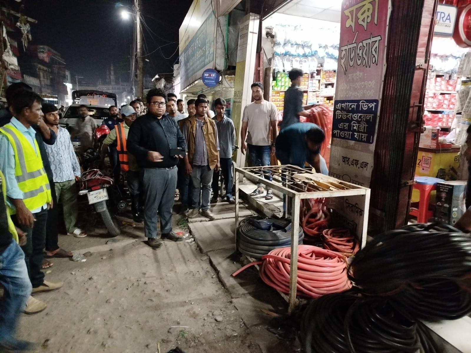 হাটহাজারীতে ফুটপাত ও সড়ক দখলমুক্ত করতে অভিযান, জরিমানা ৩০ হাজার