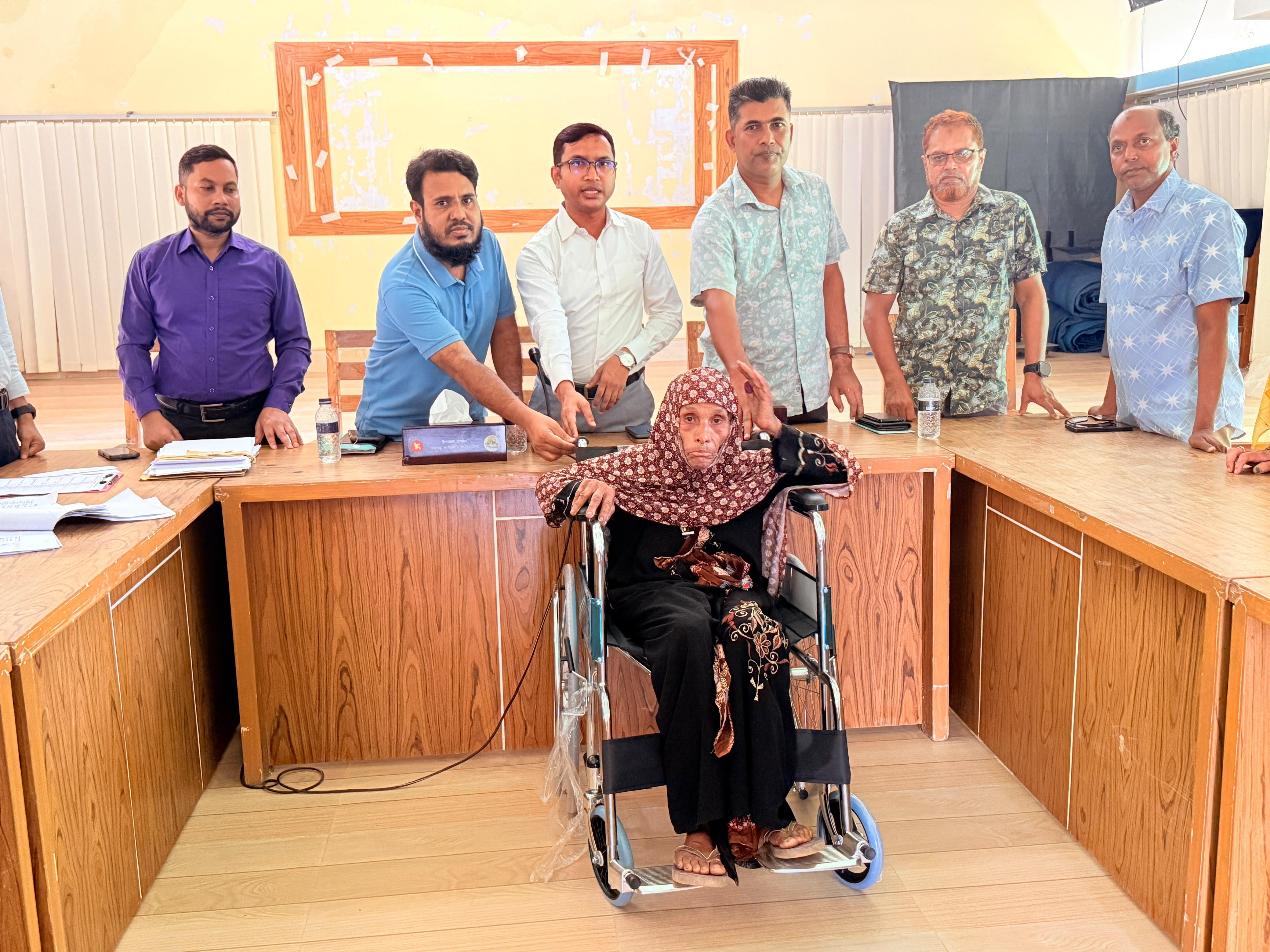 <h1>রামগড়ে প্রধানমন্ত্রীর আর্থিক সহায়তা, হুইল চেয়ার সহ ক্রিড়াসামগ্রী বিতরণ</h1>
