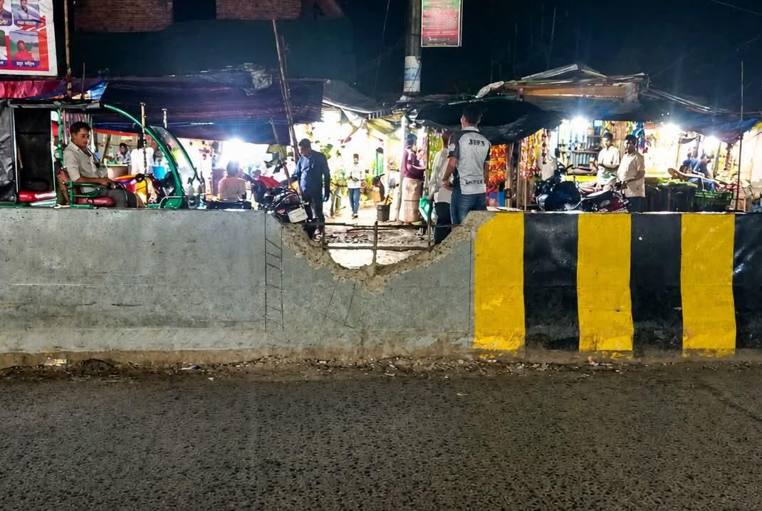 <h1>কোর্টবাজারের ডিভাইডার গিলে খাওয়ার চক্রান্তে কারা? পুলিশের তাৎক্ষণিক হস্তক্ষেপে রক্ষা</h1>
