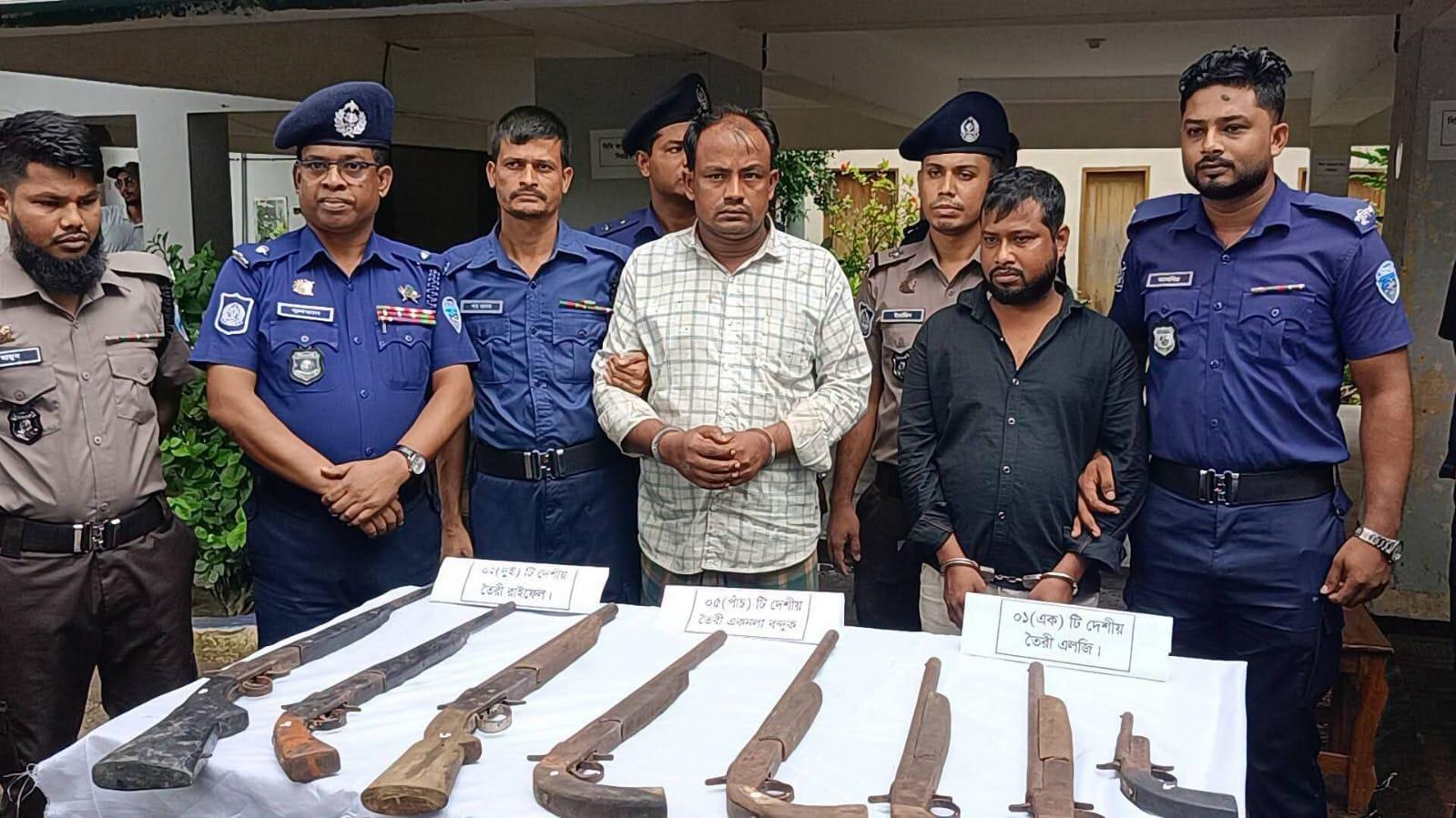 <h1>মহেশখালী সড়কে সিএনজি থেকে ৮টি অস্ত্রসহ আটক ২<br />
&lrm;</h1>