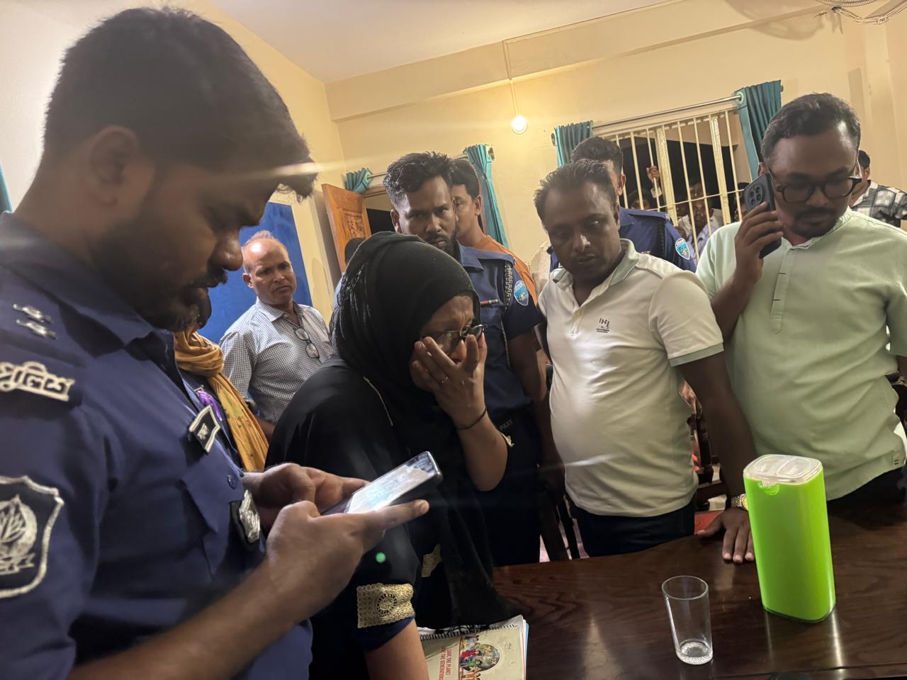 <h1>পেকুয়ায় ভুয়া নারী ডিজিএফআই আটক</h1>