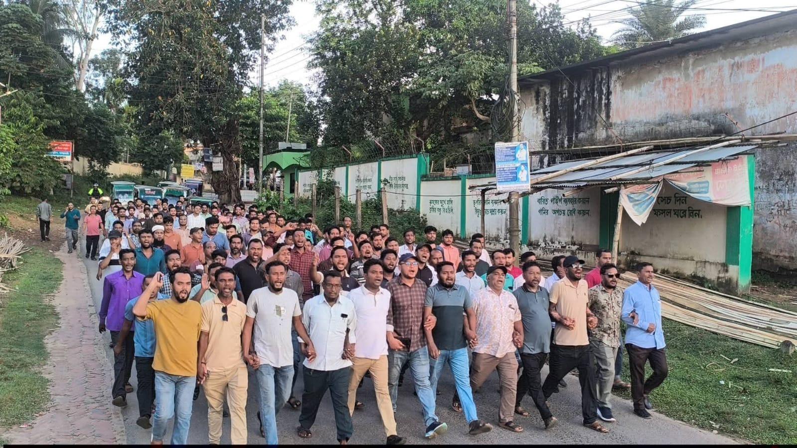 <p>রামগড়ে আওয়ামীলীগের নৈরাজ্য তৈরির প্রতিবাদে মিছিল ও সমাবেশ</p>

<p>&nbsp;</p>