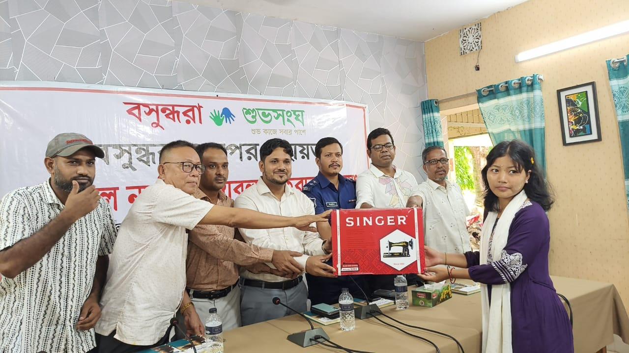 <h1>বসুন্ধরা শুভ সংঘের উদ্যোগে আলীকদমে ২০ জন অস্বচ্ছল নারীর হাতে সেলাই মেশিন বিতরণ</h1>