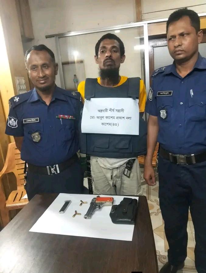 সীতাকুণ্ডে বিশেষ অভিযানে শীর্ষ সন্ত্রাসী নলা কাসেম গ্রেফতার