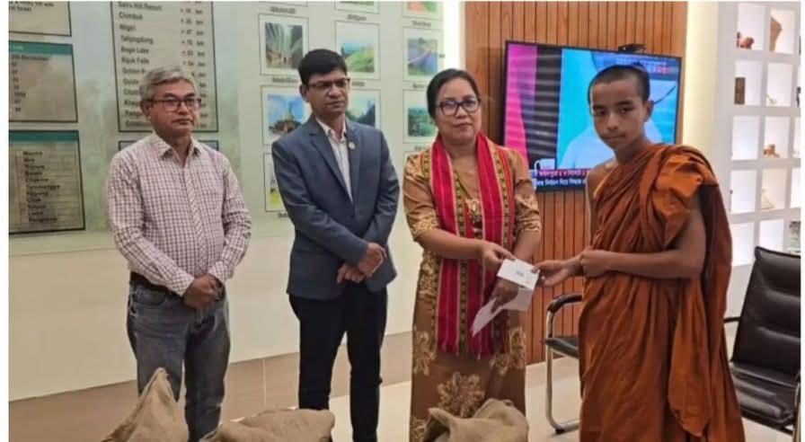নাইক্ষ‍্যংছড়ি সীমান্তে  মাইন বিস্ফোরণ নিহত তিনজনের পরিবারকে আর্থিক সহায়তা দেন জেলা প্রশাসন